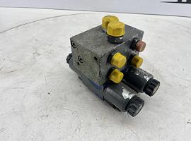 Grove GMK 3055 outrigger valve