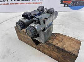 Grove GMK 3055 outrigger valve