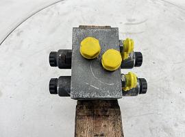Grove GMK 3055 outrigger valve