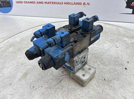 Grove GMK 3050 VALVE BLOCK SUPPORT