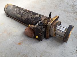  Liebherr LTM 1100-5.2 ballast extension ram