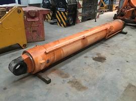 Liebherr LTM 1200/1 boom cylinder