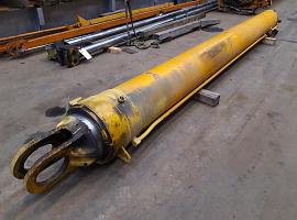 Liebherr LTM 1300 boom cylinder