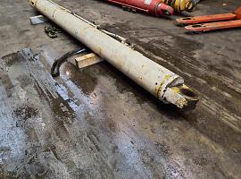 Krupp KMK 4070 boom cylinder