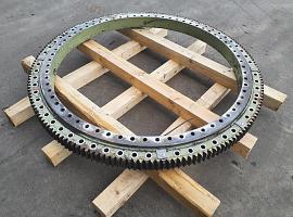 Liebherr LTM 1060-2 slewing ring