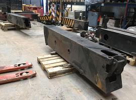 Grove GMK 5200 outrigger beam front 