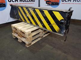 Demag AC 100 outrigger beam front with horizontal cylinder
