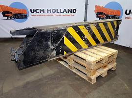 Demag AC 100 outrigger beam front with horizontal cylinder