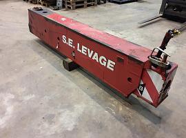 Grove GMK 5130-1  outrigger beam front