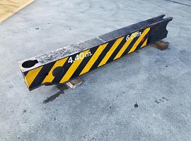Grove GMK 3050 outrigger beam front