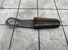 Grove GMK 3050 tensioning clamp