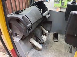 Liebherr LTM 1060-2 operator cabin