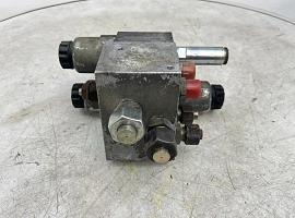Grove GMK 5220 outrigger valve