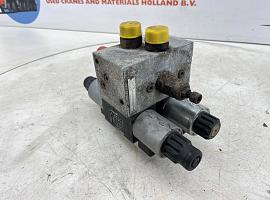 Grove GMK 5100 outrigger valve