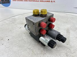 Grove GMK 5100 outrigger valve