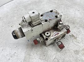 Grove GMK 3050 directional control valve