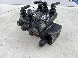 Liebherr LTM 1080-1 Outrigger valve