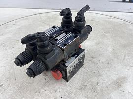 Liebherr LTM 1080-1 outrigger valve