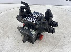 Liebherr LTM 1080-1 outrigger valve