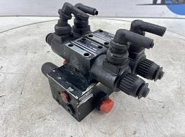 Liebherr LTM 1080-1 outrigger valve