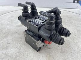Liebherr LTM 1080-1 outrigger valve