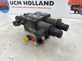 Liebherr LTM 1035-2 Outrigger valve