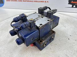 Liebherr LTM outrigger valve