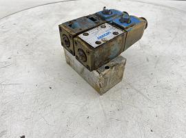 Coles AT 633 outrigger valve