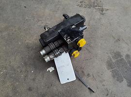 Grove GMK 6400 outrigger control block