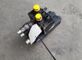 Grove GMK 6400 outrigger control block