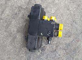 Grove GMK 6400 outrigger control block 