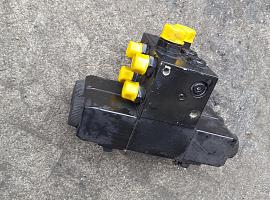 Grove GMK 6400 outrigger control block 