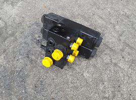 Grove GMK 6400 outrigger control block 