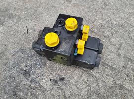 Grove GMK 6400 outrigger control block 