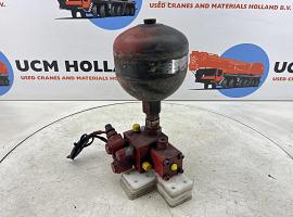 Liebherr LTM 1040-2.1 axle locking valve with accumulator