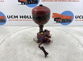 Liebherr LTM 1040-2.1 axle locking valve with accumulator
