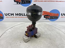 Liebherr LTM 1040-2.1 axle locking valve with accumulator
