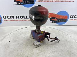 Liebherr LTM 1040-2.1 axle locking valve with accumulator