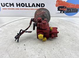 Liebherr LTM 1040-2.1 axle locking valve with accumulator