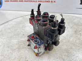 Liebherr LTM 1090 outrigger valve