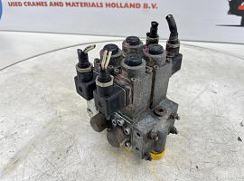 Liebherr LTM 1090 outrigger valve