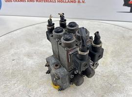 Liebherr LTM 1090 outrigger valve