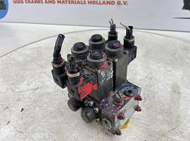 Liebherr LTM 1090 outrigger valve