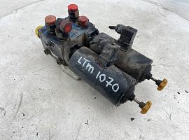 Liebherr LTM 1070 Multiway spool valve hydraulic support