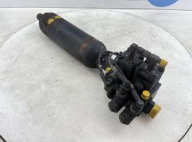 Liebherr LTM Axle locking valve with accumulator