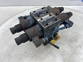 Liebherr LTM 1070 Outrigger valve
