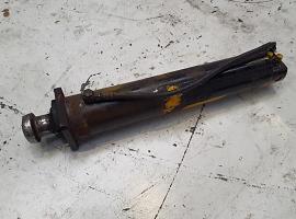 Grove GMK 3050 outrigger cylinder front 