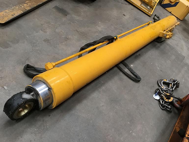 Luffing cylinder LTM 10302 Boom lift cilinder UCM Holland