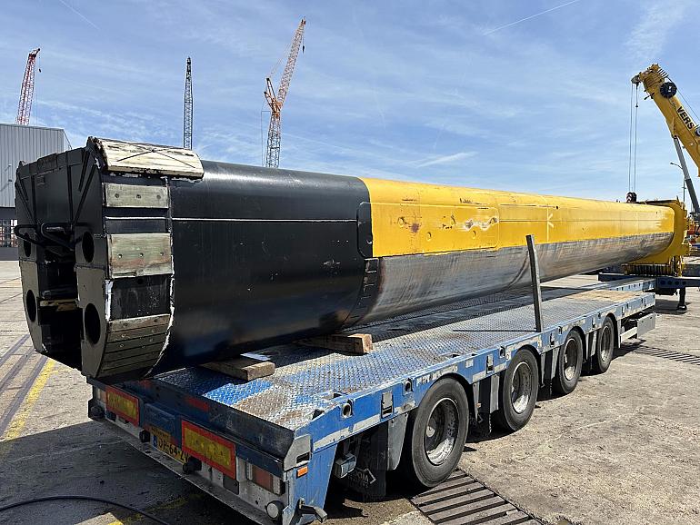 Liebherr LTM 1500 84 meter boom sections